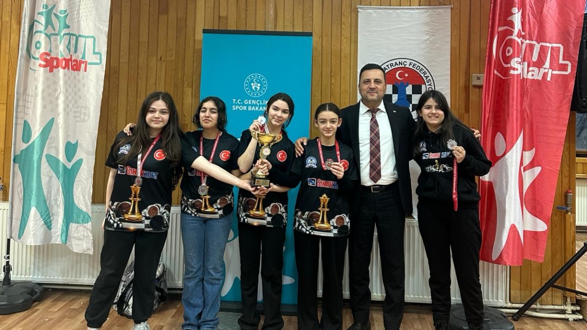 Yıldız Kızlar, Satranç Turnuvasında İSTANBUL İkincisi Oldu....TEBRİKLER